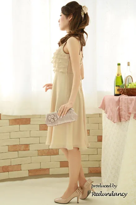 ベージュのビジュー付き背中編み上げフリルドレス