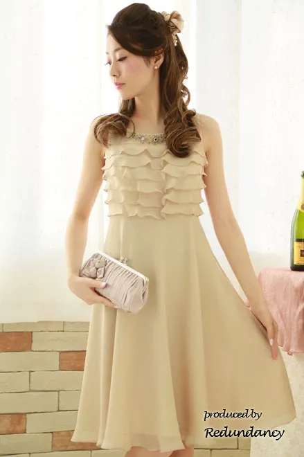 ベージュのビジュー付き背中編み上げフリルドレス