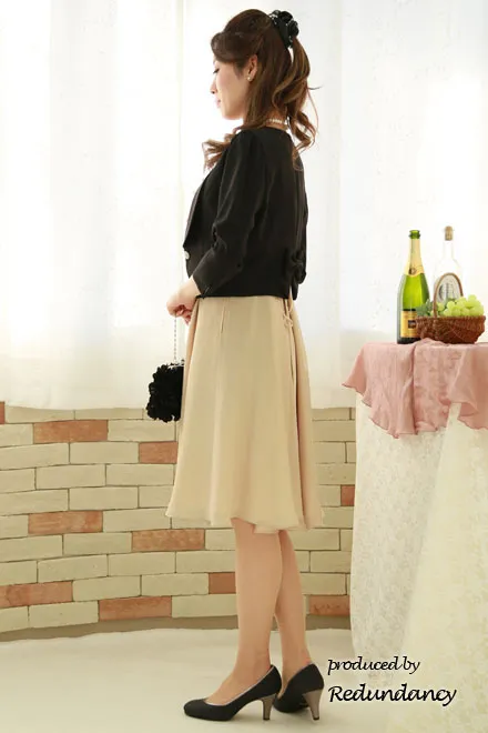 ベージュのビジュー付き背中編み上げフリルドレス