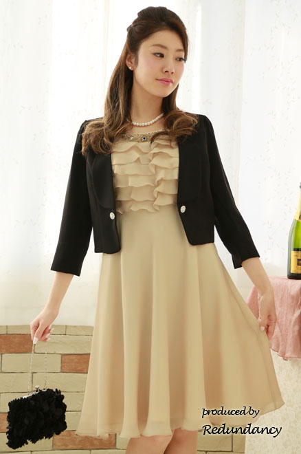 ベージュのビジュー付き背中編み上げフリルドレス