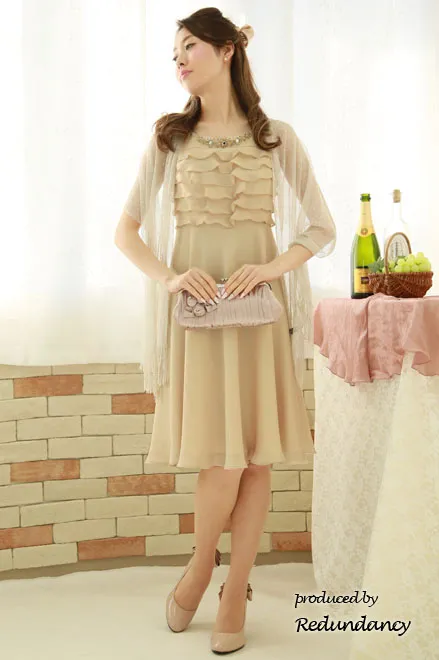 ベージュのビジュー付き背中編み上げフリルドレス