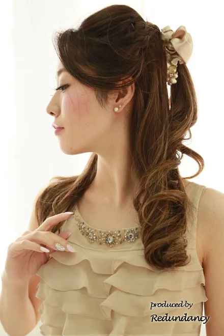 ベージュのビジュー付き背中編み上げフリルドレス