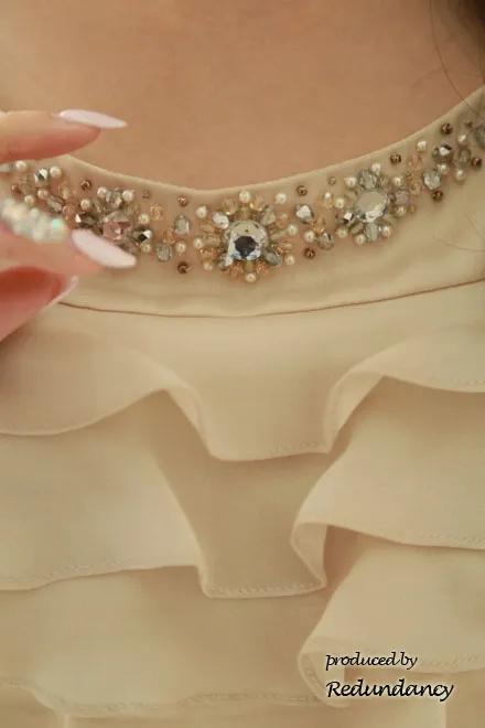 ベージュのビジュー付き背中編み上げフリルドレス