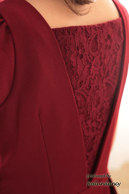 ワインレッドの花模様レースミニドレス