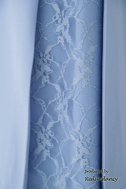 ブルーのY字バックフリルレース切替ドレス