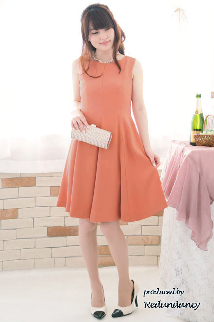 オレンジのネックレス付きフィットアンドフレアドレス