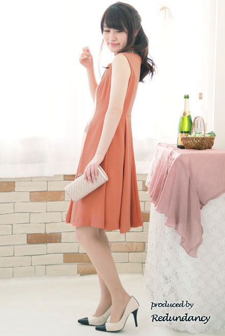 オレンジのネックレス付きフィットアンドフレアドレス