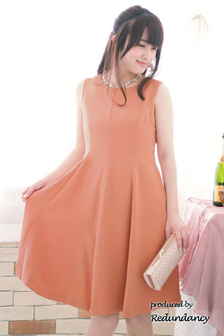 オレンジのネックレス付きフィットアンドフレアドレス