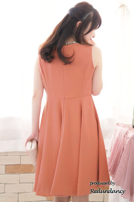 オレンジのネックレス付きフィットアンドフレアドレス