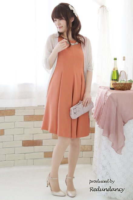オレンジのネックレス付きフィットアンドフレアドレス