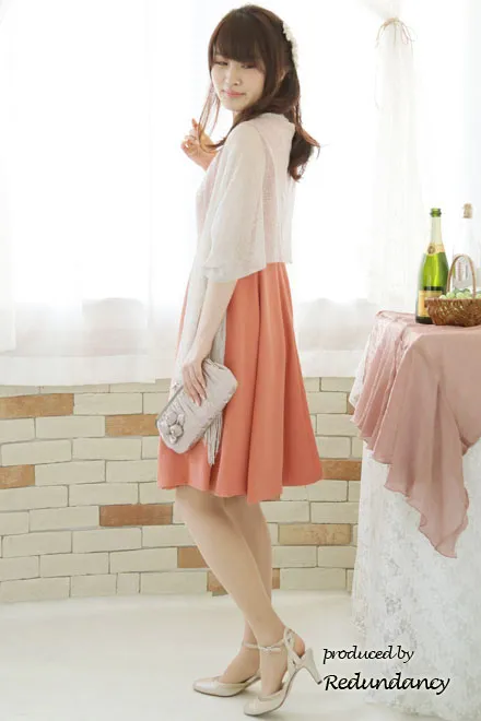 オレンジのネックレス付きフィットアンドフレアドレス