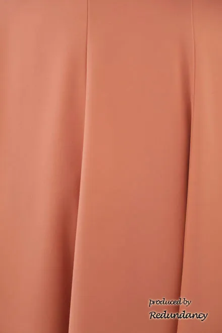 オレンジのネックレス付きフィットアンドフレアドレス