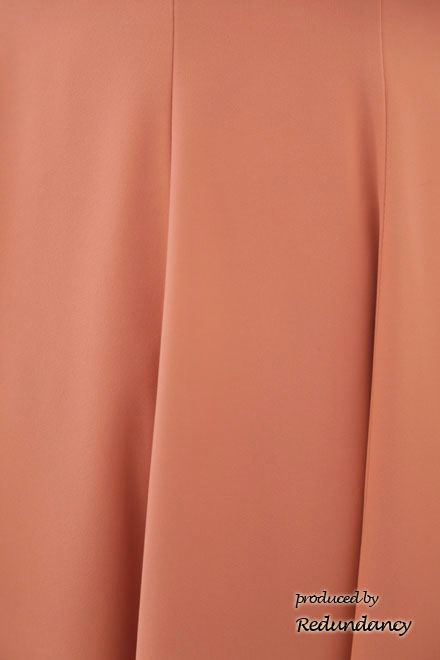 オレンジのネックレス付きフィットアンドフレアドレス