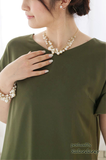 カーキグリーンのVネックフリルスリーブドレス