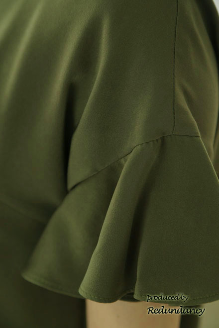 カーキグリーンのVネックフリルスリーブドレス