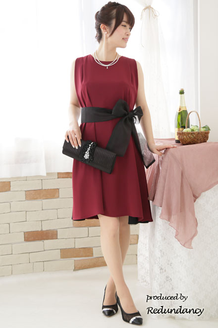 ワインレッド×ブラックの配色Aラインドレス
