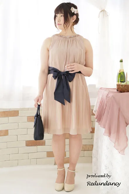 ベージュのビジューネックプリーツドレス