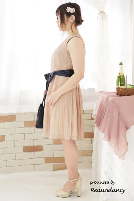 ベージュのビジューネックプリーツドレス