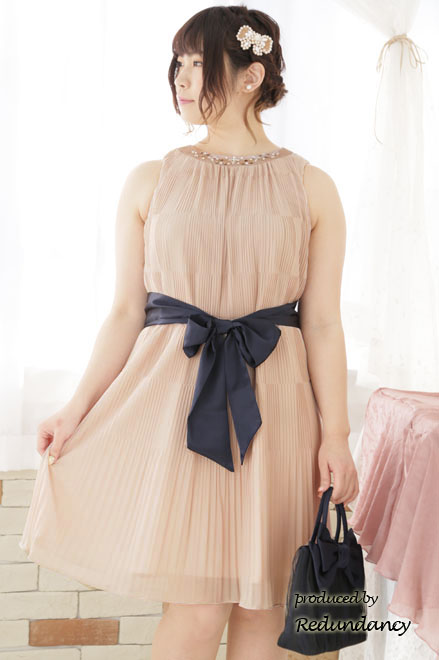 ベージュのビジューネックプリーツドレス