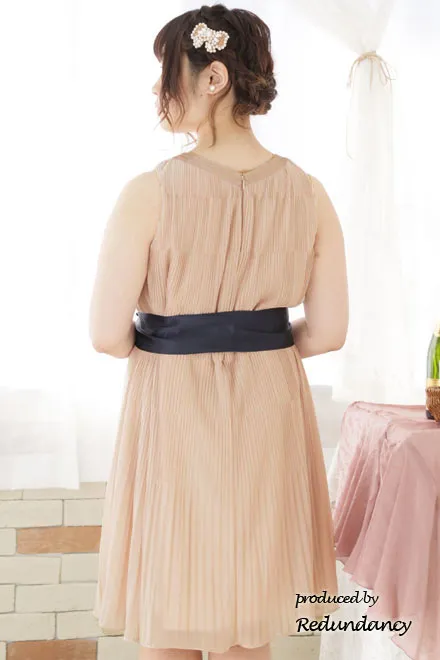 ベージュのビジューネックプリーツドレス