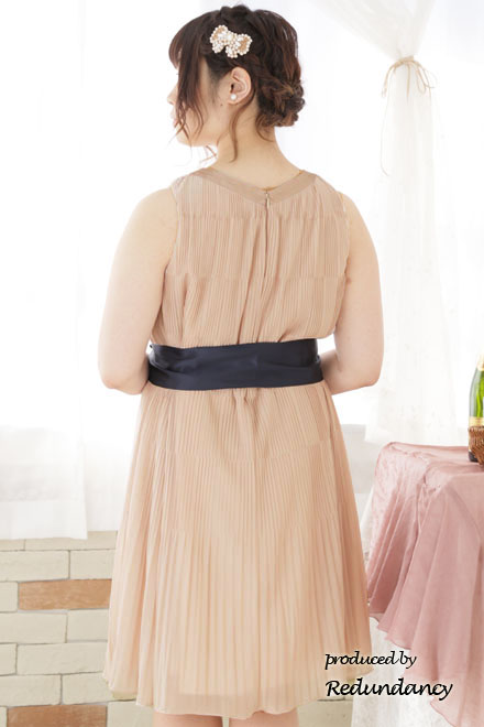ベージュのビジューネックプリーツドレス