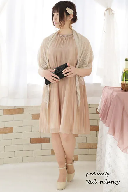 ベージュのビジューネックプリーツドレス