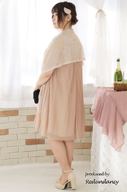 ベージュのビジューネックプリーツドレス