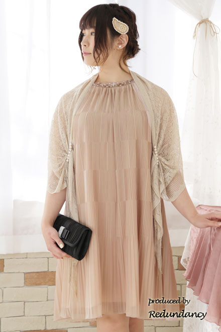 ベージュのビジューネックプリーツドレス