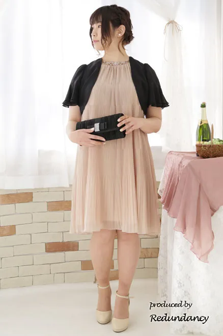 ベージュのビジューネックプリーツドレス