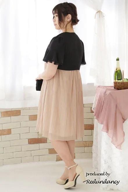 ベージュのビジューネックプリーツドレス