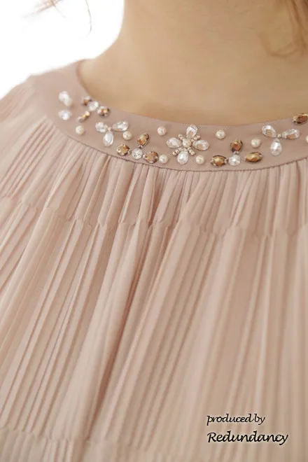 ベージュのビジューネックプリーツドレス