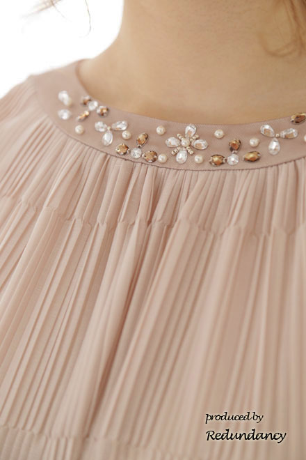 ベージュのビジューネックプリーツドレス