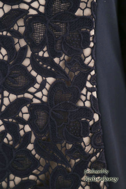 ネイビー×ベージュの花柄レース七分袖ドレス