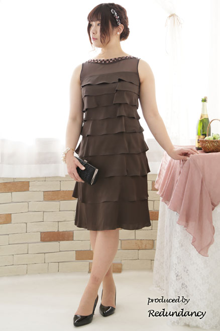 ブラウンのシアーデコルテティアードドレス