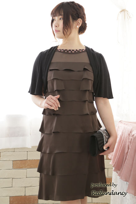 ブラウンのシアーデコルテティアードドレス