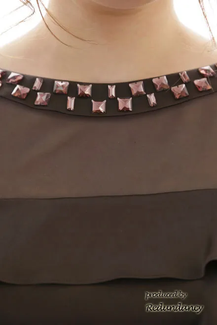 ブラウンのシアーデコルテティアードドレス