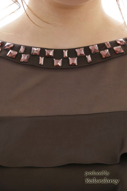 ブラウンのシアーデコルテティアードドレス