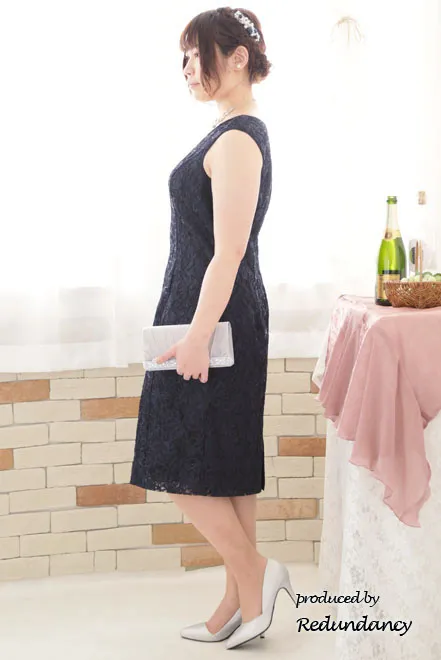 ネイビーのスクエアネック立体刺繍ドレス