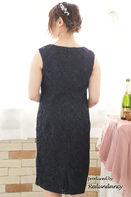 ネイビーのスクエアネック立体刺繍ドレス