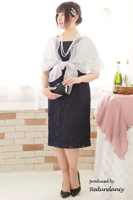 ネイビーのスクエアネック立体刺繍ドレス