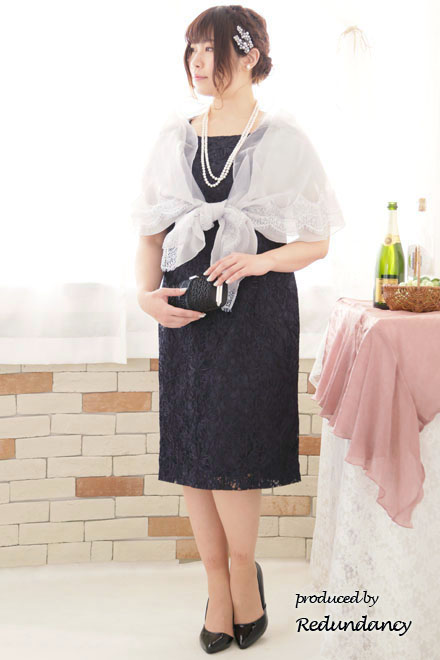 ネイビーのスクエアネック立体刺繍ドレス