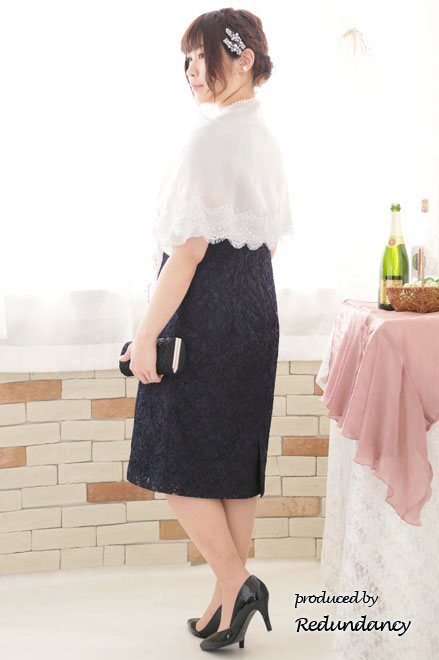 ネイビーのスクエアネック立体刺繍ドレス