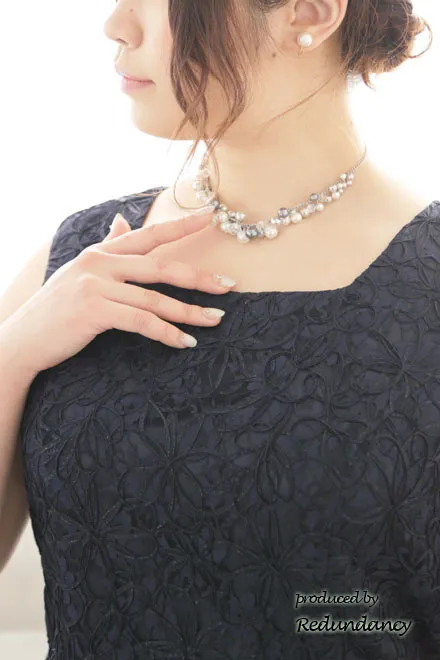 ネイビーのスクエアネック立体刺繍ドレス