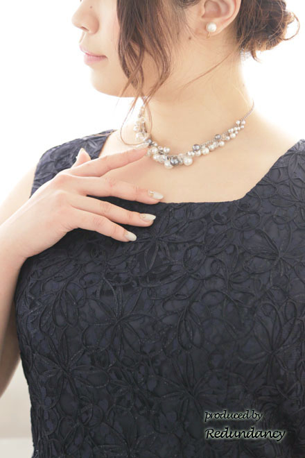 ネイビーのスクエアネック立体刺繍ドレス