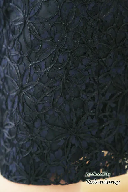 ネイビーのスクエアネック立体刺繍ドレス