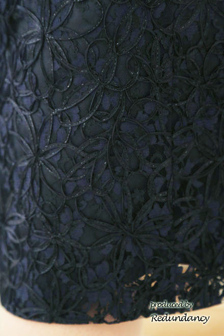 ネイビーのスクエアネック立体刺繍ドレス