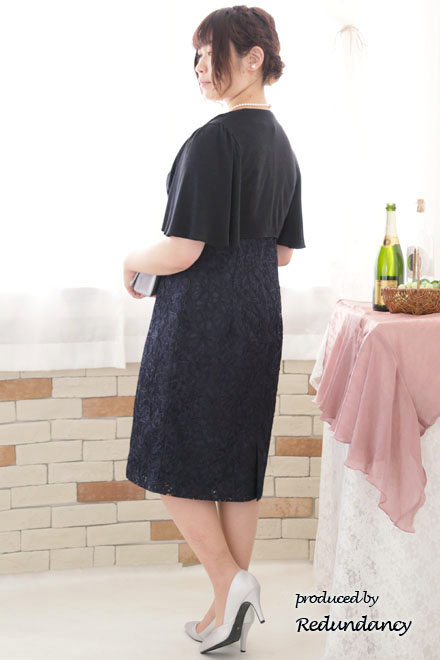 ネイビーのスクエアネック立体刺繍ドレス