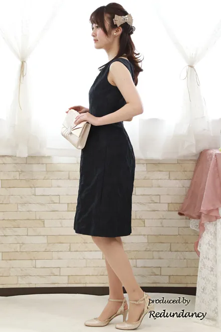 ネイビーの花柄模様スクエアネックドレス