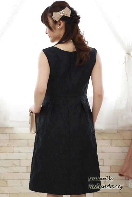 ネイビーの花柄模様スクエアネックドレス