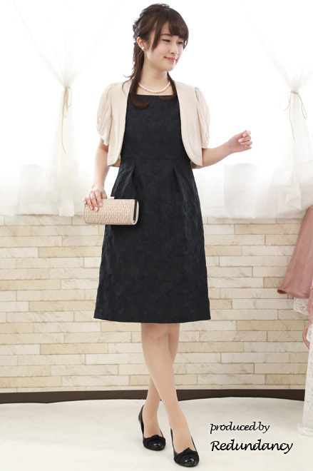 ネイビーの花柄模様スクエアネックドレス